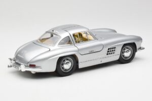 Mercedes 300 SL Hõbe Bburago 1:18 3013 Metall - pilt 3/8