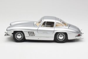 Mercedes 300 SL Hõbe Bburago 1:18 3013 Metall - pilt 4/8