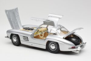 Mercedes 300 SL Hõbe Bburago 1:18 3013 Metall - pilt 5/8