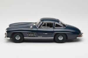 Mercedes 300 SL W198 Gullwing Tumesinine Minichamps 1:18 110037216 Metall - pilt 4/8