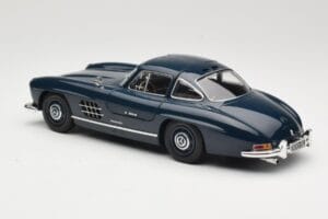 Mercedes 300 SL W198 Gullwing Tumesinine Minichamps 1:18 110037216 Metall - pilt 7/8