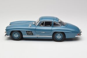 Mercedes 300 SL W198 Helesinine Minichamps 1:18 180039007 Metall - pilt 4/8