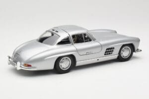 Mercedes 300 SL W198 Gullwing Hõbe Minichamps 1:18 110037210 Metall - pilt 3/8