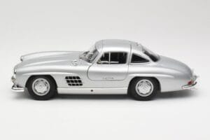 Mercedes 300 SL W198 Gullwing Hõbe Minichamps 1:18 110037210 Metall - pilt 4/8