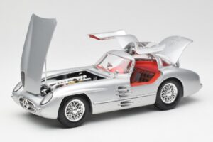 Mercedes 300 SLR Uhlenhaut Coupe Hõbedane Maisto 1:18 536898 Metall - pilt 2/8