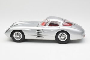 Mercedes 300 SLR Uhlenhaut Coupe Hõbedane Maisto 1:18 536898 Metall - pilt 4/8