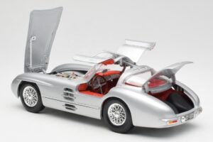 Mercedes 300 SLR Uhlenhaut Coupe Hõbedane Maisto 1:18 536898 Metall - pilt 5/8