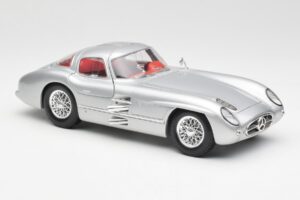 Mercedes 300 SLR Uhlenhaut Coupe Hõbedane Maisto 1:18 536898 Metall - pilt 6/8