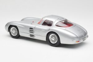 Mercedes 300 SLR Uhlenhaut Coupe Hõbedane Maisto 1:18 536898 Metall - pilt 7/8