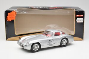 Mercedes 300 SLR Uhlenhaut Coupe Hõbedane Maisto 1:18 536898 Metall - pilt 8/8
