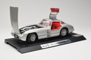 Mercedes 300 SLR Hõbedane Revell 1:12 08851 Metall - pilt 2/8
