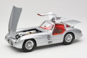 Mercedes 300 SLR Uhlenhaut Coupe Hõbe Maisto 1:18 36898 Metall - pilt 2/8
