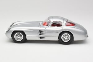 Mercedes 300 SLR Uhlenhaut Coupe Hõbe Maisto 1:18 36898 Metall - pilt 4/8
