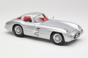 Mercedes 300 SLR Uhlenhaut Coupe Hõbe Maisto 1:18 36898 Metall - pilt 6/8