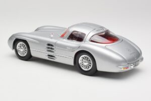 Mercedes 300 SLR Uhlenhaut Coupe Hõbe Maisto 1:18 36898 Metall - pilt 7/8