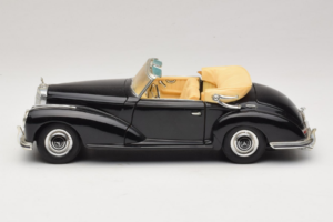 Mercedes 300S Must Maisto 1:18 52116-P1 Metall - pilt 4/8