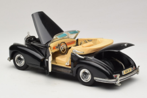Mercedes 300S Must Maisto 1:18 52116-P1 Metall - pilt 5/8