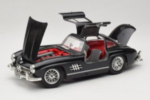 Mercedes 300SL Must Bburago 1:18 3015-M3 Metall - pilt 2/8
