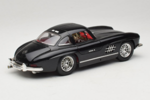 Mercedes 300SL Must Bburago 1:18 3015-M3 Metall - pilt 3/8