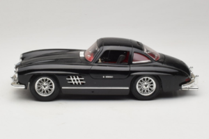 Mercedes 300SL Must Bburago 1:18 3015-M3 Metall - pilt 4/8