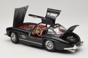 Mercedes 300SL Must Bburago 1:18 3015-M3 Metall - pilt 5/8