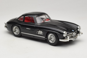 Mercedes 300SL Must Bburago 1:18 3015-M3 Metall - pilt 6/8