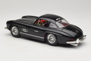 Mercedes 300SL Must Bburago 1:18 3015-M3 Metall - pilt 7/8