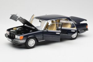 Mercedes 450 SEL 6.9 W116 Tumesinine Revell 1:18 8956 Metall - pilt 2/8