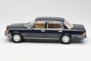 Mercedes 450 SEL 6.9 W116 Tumesinine Revell 1:18 8956 Metall - pilt 4/8
