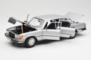 Mercedes 450 SEL 6.9 W116 Hõbe Revell 1:18 8955 Metall - pilt 2/8