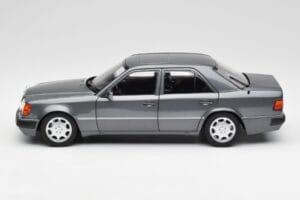 Mercedes 500 E W124 Pearl Hall Norev 1:18 183946 Metall - pilt 4/8