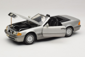 Mercedes SL 500 R129 Hõbe Revell 1:18 8801-P1 Metall - pilt 2/8