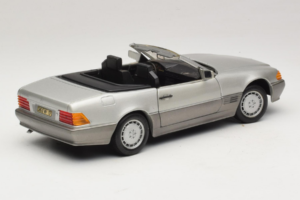 Mercedes SL 500 R129 Hõbe Revell 1:18 8801-P1 Metall - pilt 3/8