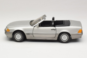 Mercedes SL 500 R129 Hõbe Revell 1:18 8801-P1 Metall - pilt 4/8