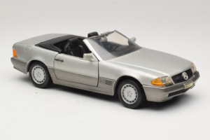 Mercedes SL 500 R129 Hõbe Revell 1:18 8801-P1 Metall - pilt 6/8