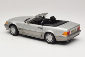 Mercedes SL 500 R129 Hõbe Revell 1:18 8801-P1 Metall - pilt 7/8