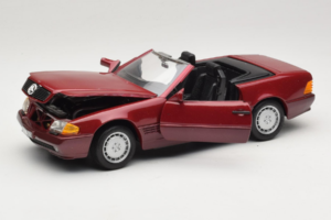 Mercedes 500 SL R129 Tumepunane Revell 1:18 8801 Metall - pilt 2/8