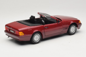 Mercedes 500 SL R129 Tumepunane Revell 1:18 8801 Metall - pilt 3/8