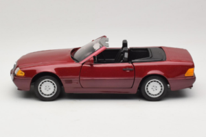 Mercedes 500 SL R129 Tumepunane Revell 1:18 8801 Metall - pilt 4/8