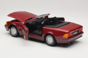 Mercedes 500 SL R129 Tumepunane Revell 1:18 8801 Metall - pilt 5/8