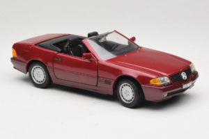 Mercedes 500 SL R129 Tumepunane Revell 1:18 8801 Metall - pilt 6/8