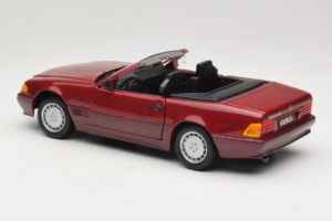 Mercedes 500 SL R129 Tumepunane Revell 1:18 8801 Metall - pilt 7/8