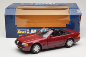 Mercedes 500 SL R129 Tumepunane Revell 1:18 8801 Metall - pilt 8/8