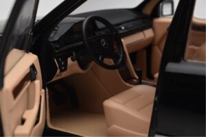 Mercedes 500E W124 Must Piiratud Väljaanne Norev 1:18 183949 Metall - pilt 11/12