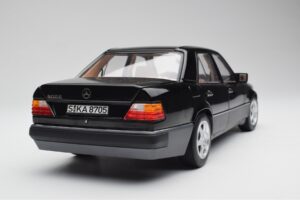Mercedes 500E W124 Must Piiratud Väljaanne Norev 1:18 183949 Metall - pilt 10/12