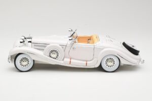 Mercedes 500K Special Roadster Valge Premiere Edition Maisto 1:18 536055 Metall - pilt 4/8