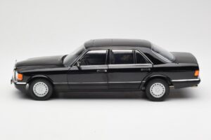 Mercedes 560 SEL W126 Must Diileri Väljaanne Norev 1:18 B66040599 Metall - pilt 4/8