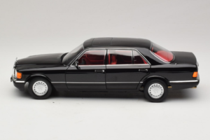 Mercedes 560 SEL W126 Must Punase Salonguiga Norev 1:18 183788 Metall - pilt 3/8