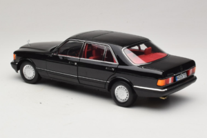 Mercedes 560 SEL W126 Must Punase Salonguiga Norev 1:18 183788 Metall - pilt 4/8