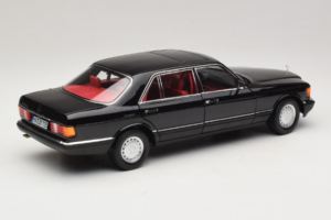 Mercedes 560 SEL W126 Must Punase Salonguiga Norev 1:18 183788 Metall - pilt 5/8